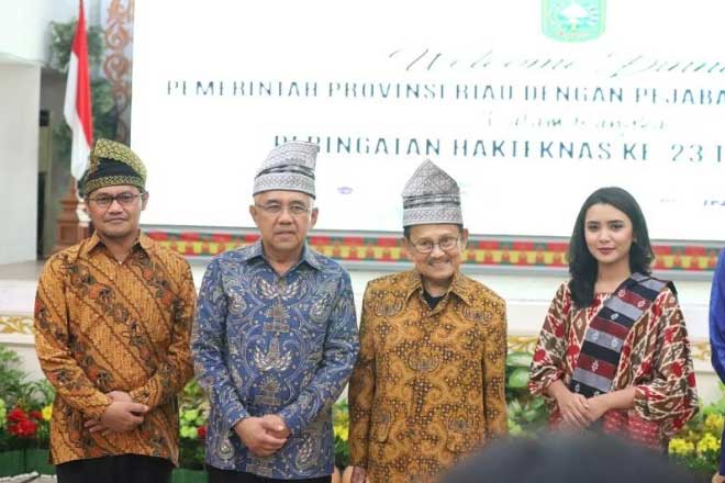 Presiden BJ Habibie saat welcome dinner bersama Gubernur Riau dan jajaran terkait.
